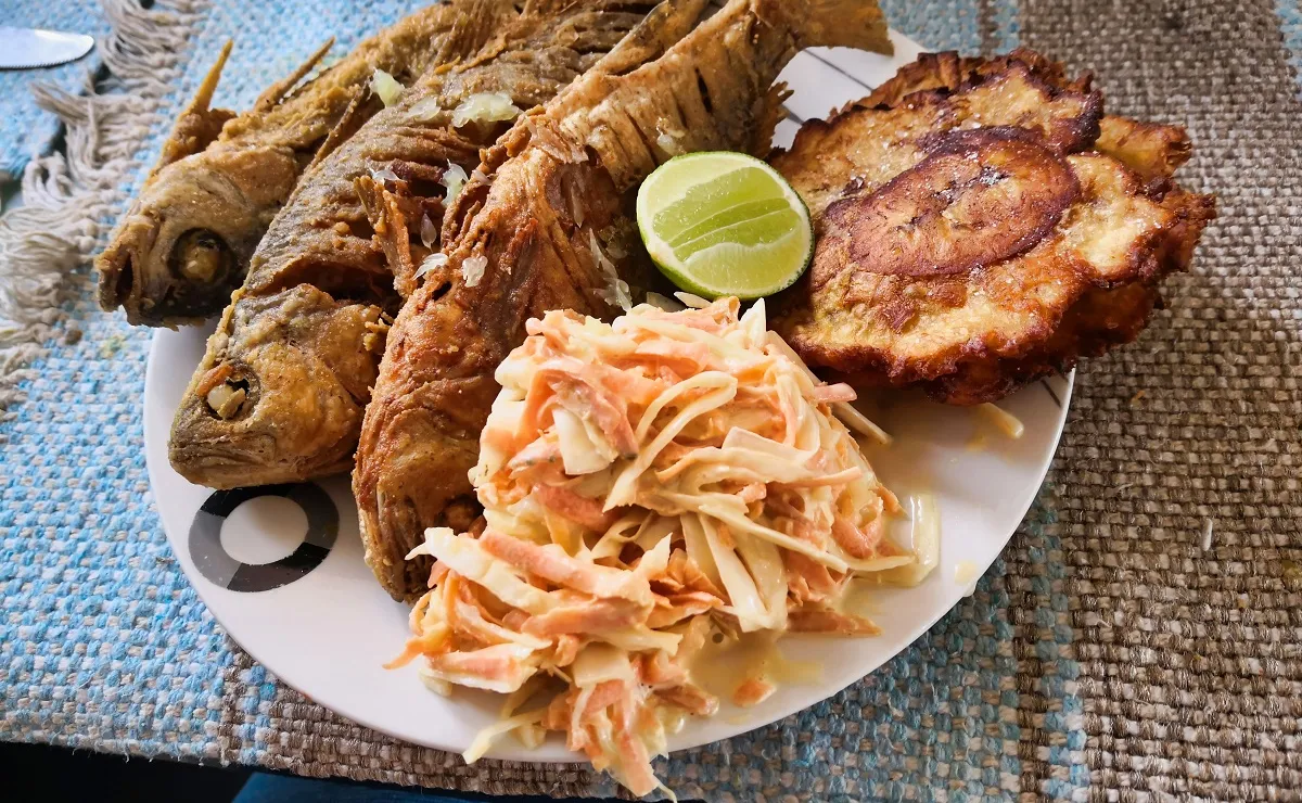 Pescado Frito con Patacones